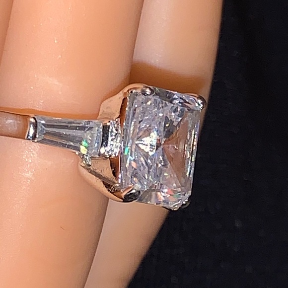 4 CARAT EMERALD CUT CUBIC ZIRCONIA RING - Picture 6 of 8